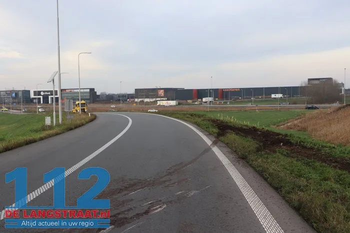 Bestuurder lichtgewond nadat hij van de weg raakt op A59 bij Waalwijk: auto op zijn kant 112 De Langstraat
