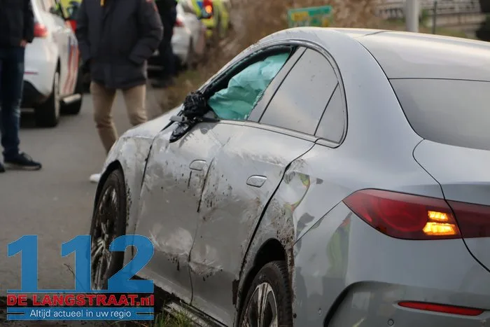 Bestuurder lichtgewond nadat hij van de weg raakt op A59 bij Waalwijk: auto op zijn kant 112 De Langstraat