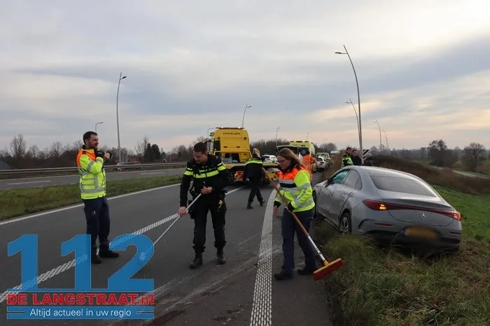 Bestuurder lichtgewond nadat hij van de weg raakt op A59 bij Waalwijk: auto op zijn kant 112 De Langstraat