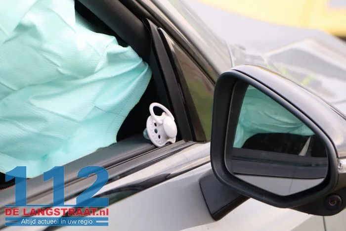 Bestuurder lichtgewond nadat hij van de weg raakt op A59 bij Waalwijk: auto op zijn kant 112 De Langstraat