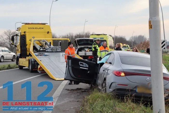 Bestuurder lichtgewond nadat hij van de weg raakt op A59 bij Waalwijk: auto op zijn kant 112 De Langstraat