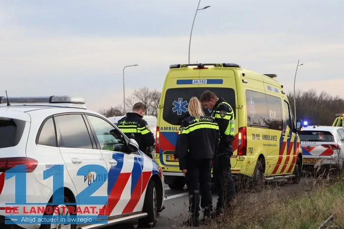 Bestuurder lichtgewond nadat hij van de weg raakt op A59 bij Waalwijk: auto op zijn kant 112 De Langstraat