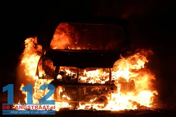 Auto volledig uitgebrand in Waalwijk op kerstochtend: politie vermoedt brandstichting 112 De Langstraat