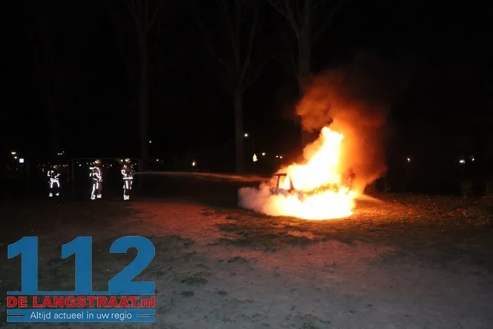 Auto volledig uitgebrand in Waalwijk op kerstochtend: politie vermoedt brandstichting 112 De Langstraat