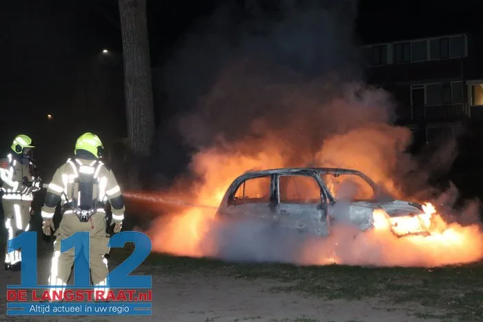 Auto volledig uitgebrand in Waalwijk op kerstochtend: politie vermoedt brandstichting 112 De Langstraat