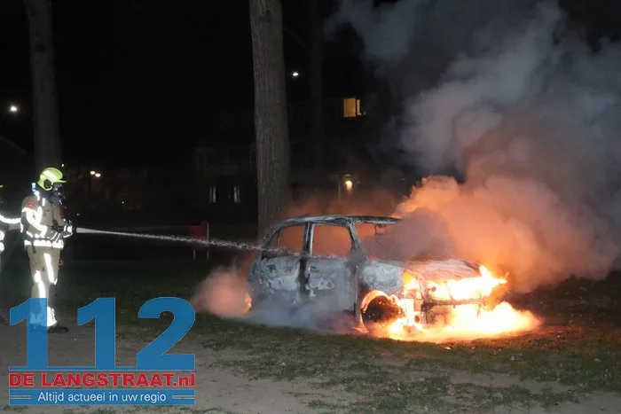 Auto volledig uitgebrand in Waalwijk op kerstochtend: politie vermoedt brandstichting 112 De Langstraat
