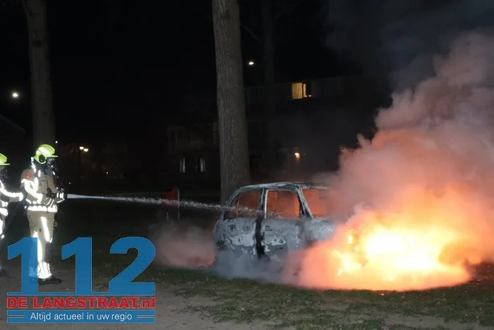 Auto volledig uitgebrand in Waalwijk op kerstochtend: politie vermoedt brandstichting 112 De Langstraat