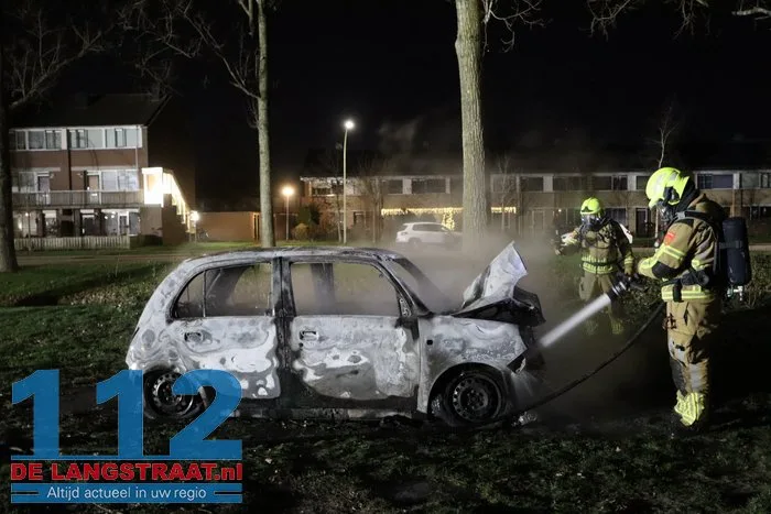 Auto volledig uitgebrand in Waalwijk op kerstochtend: politie vermoedt brandstichting 112 De Langstraat