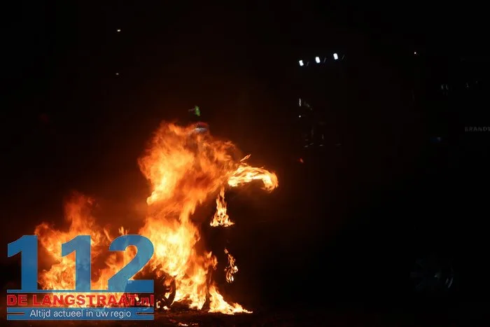 Auto gaat in vlammen op Julianastraat Sprang-Capelle 112 De Langstraat
