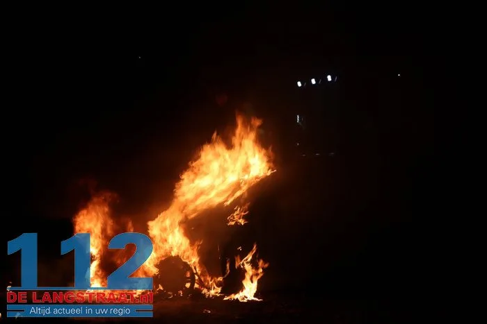 Auto gaat in vlammen op Julianastraat Sprang-Capelle 112 De Langstraat