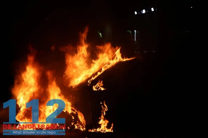 Auto gaat in vlammen op Julianastraat Sprang-Capelle 112 De Langstraat