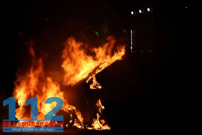 Auto gaat in vlammen op Julianastraat Sprang-Capelle 112 De Langstraat