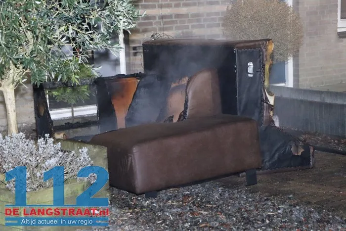 Veel schade door brandende bank in woning aan de A.B. van Lieshoutlaan Waalwijk 8 Veel schade door brandende bank in woning aan de A.B. van Lieshoutlaan Waalwijk 112 De Langstraat