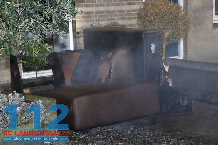 Veel schade door brandende bank in woning aan de A.B. van Lieshoutlaan Waalwijk 11 Veel schade door brandende bank in woning aan de A.B. van Lieshoutlaan Waalwijk 112 De Langstraat
