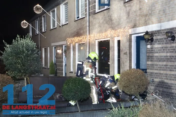 Veel schade door brandende bank in woning aan de A.B. van Lieshoutlaan Waalwijk 19 Veel schade door brandende bank in woning aan de A.B. van Lieshoutlaan Waalwijk 112 De Langstraat
