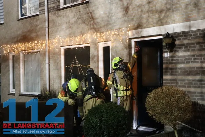 Veel schade door brandende bank in woning aan de A.B. van Lieshoutlaan Waalwijk 21 Veel schade door brandende bank in woning aan de A.B. van Lieshoutlaan Waalwijk 112 De Langstraat