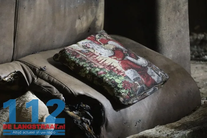 Veel schade door brandende bank in woning aan de A.B. van Lieshoutlaan Waalwijk 26 Veel schade door brandende bank in woning aan de A.B. van Lieshoutlaan Waalwijk 112 De Langstraat