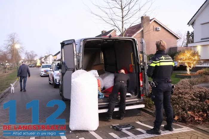 Politie treft vermoedelijk illegaal vuurwerk aan in Kaatsheuvel 4 Politie treft vermoedelijk illegaal vuurwerk aan in Kaatsheuvel 112 De Langstraat