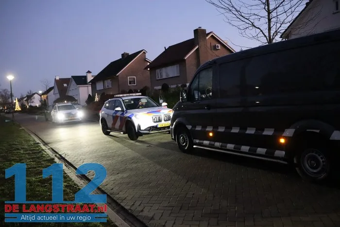 Politie treft vermoedelijk illegaal vuurwerk aan in Kaatsheuvel 7 Politie treft vermoedelijk illegaal vuurwerk aan in Kaatsheuvel 112 De Langstraat