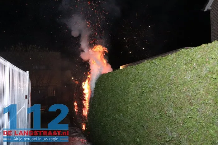 Bewoner probeert brandende coniferenhaag te blussen met tuinslang 112 De Langstraat