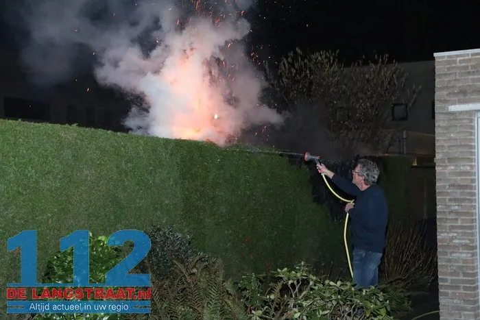 Bewoner probeert brandende coniferenhaag te blussen met tuinslang 112 De Langstraat