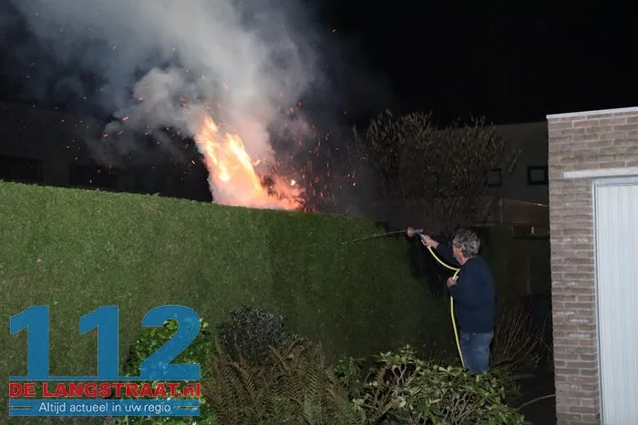 Bewoner probeert brandende coniferenhaag te blussen met tuinslang 112 De Langstraat