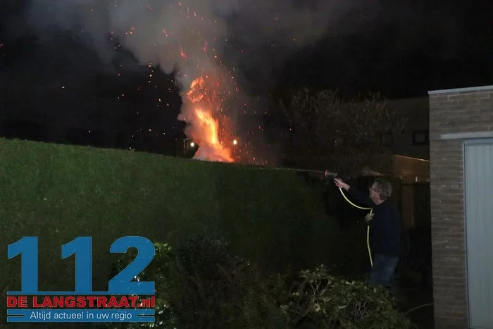 Bewoner probeert brandende coniferenhaag te blussen met tuinslang 112 De Langstraat