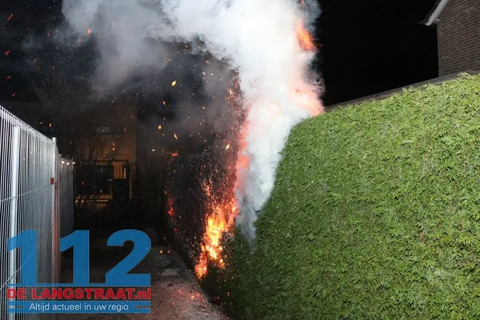 Bewoner probeert brandende coniferenhaag te blussen met tuinslang 112 De Langstraat