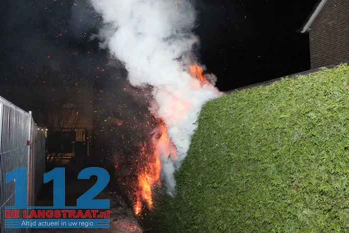 Bewoner probeert brandende coniferenhaag te blussen met tuinslang 112 De Langstraat