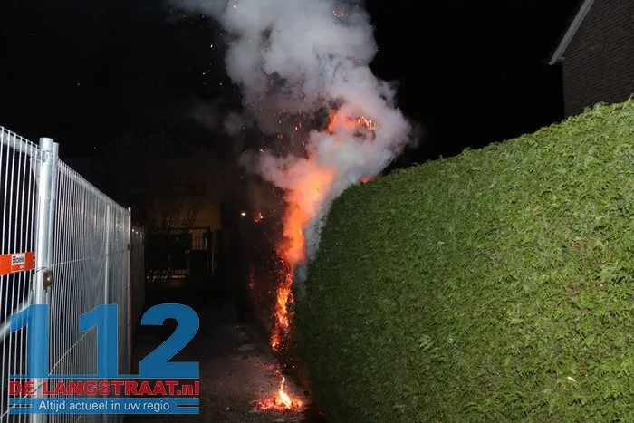 Bewoner probeert brandende coniferenhaag te blussen met tuinslang 112 De Langstraat