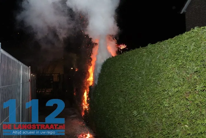 Bewoner probeert brandende coniferenhaag te blussen met tuinslang 112 De Langstraat