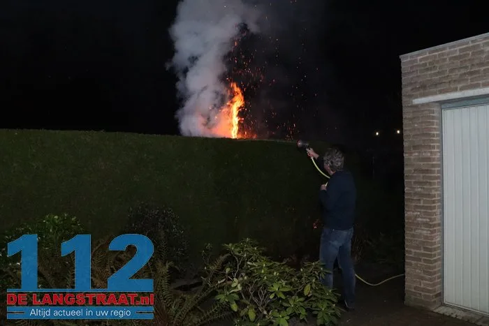 Bewoner probeert brandende coniferenhaag te blussen met tuinslang 112 De Langstraat