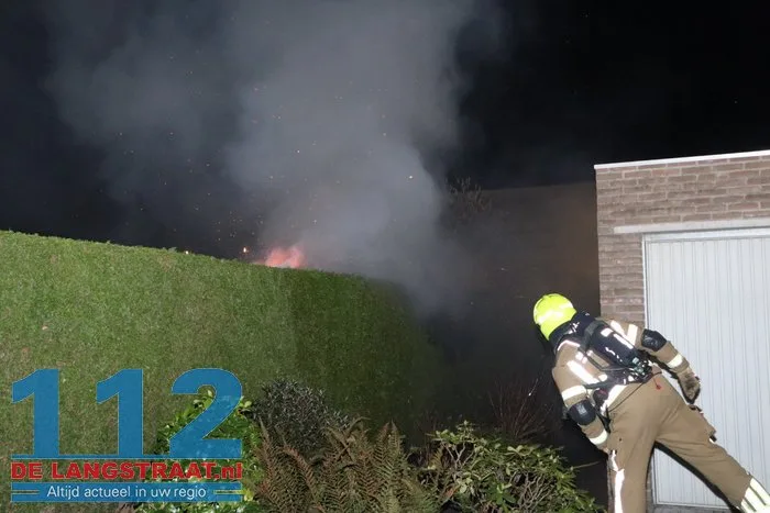 Bewoner probeert brandende coniferenhaag te blussen met tuinslang 112 De Langstraat