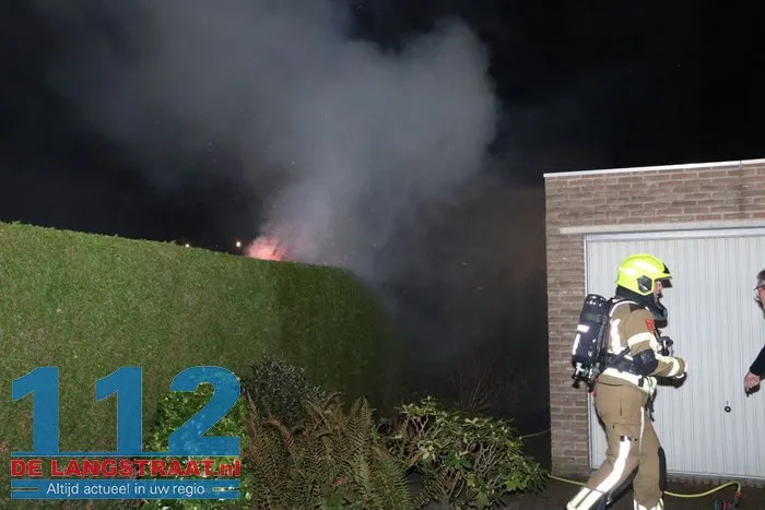 Bewoner probeert brandende coniferenhaag te blussen met tuinslang 112 De Langstraat