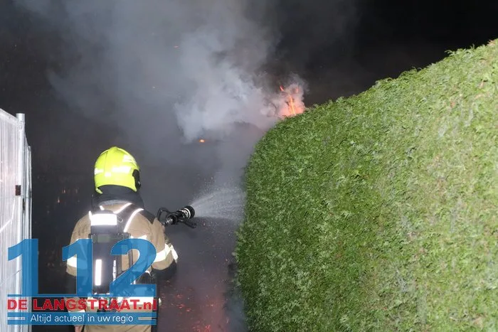 Bewoner probeert brandende coniferenhaag te blussen met tuinslang 112 De Langstraat