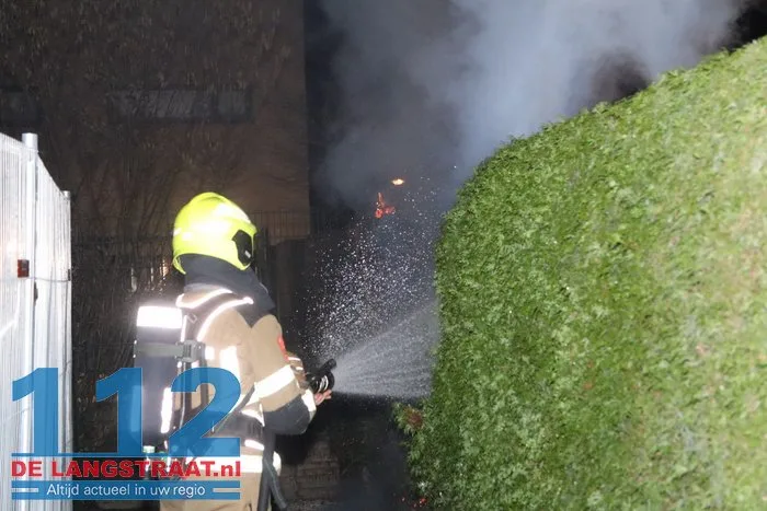 Bewoner probeert brandende coniferenhaag te blussen met tuinslang 112 De Langstraat