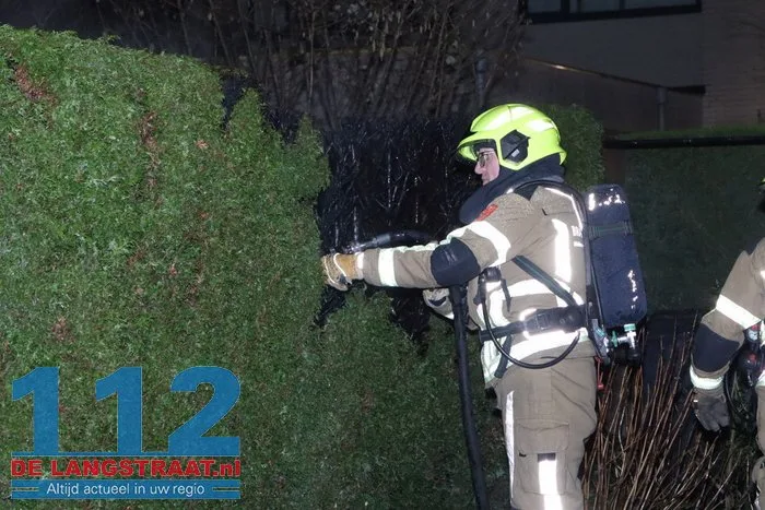 Bewoner probeert brandende coniferenhaag te blussen met tuinslang 112 De Langstraat