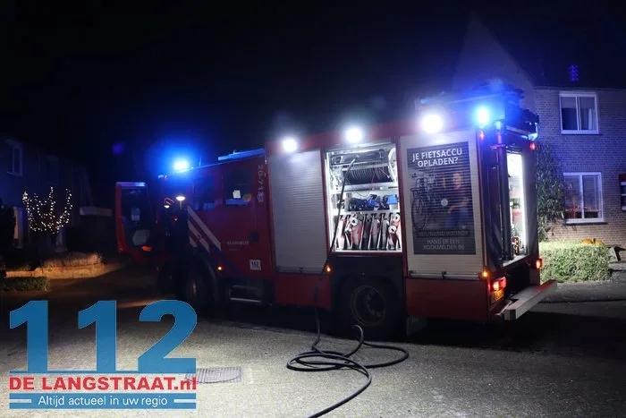 Bewoner probeert brandende coniferenhaag te blussen met tuinslang 112 De Langstraat