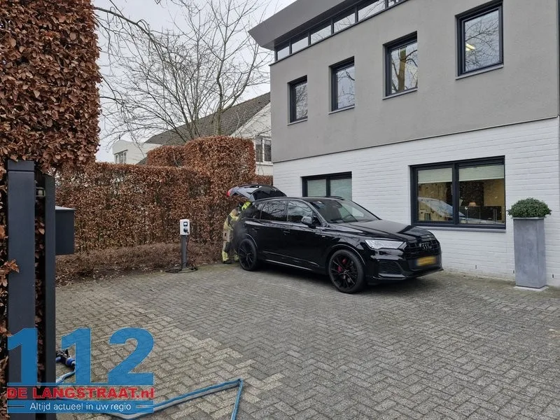 Brandweer enige tijd bezig bij autobrand Kaatsheuvel 2 Brandweer enige tijd bezig bij autobrand Kaatsheuvel 112 De Langstraat