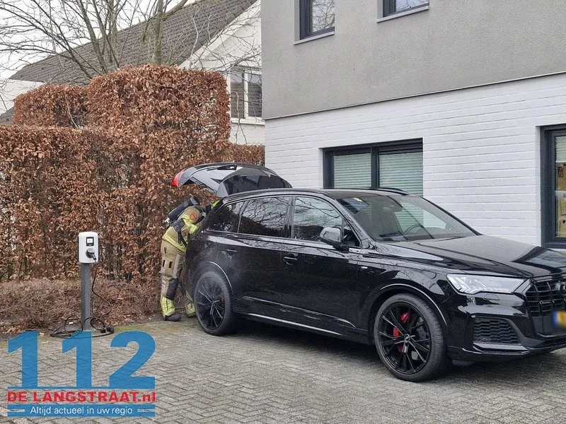 Brandweer enige tijd bezig bij autobrand Kaatsheuvel 3 Brandweer enige tijd bezig bij autobrand Kaatsheuvel 112 De Langstraat