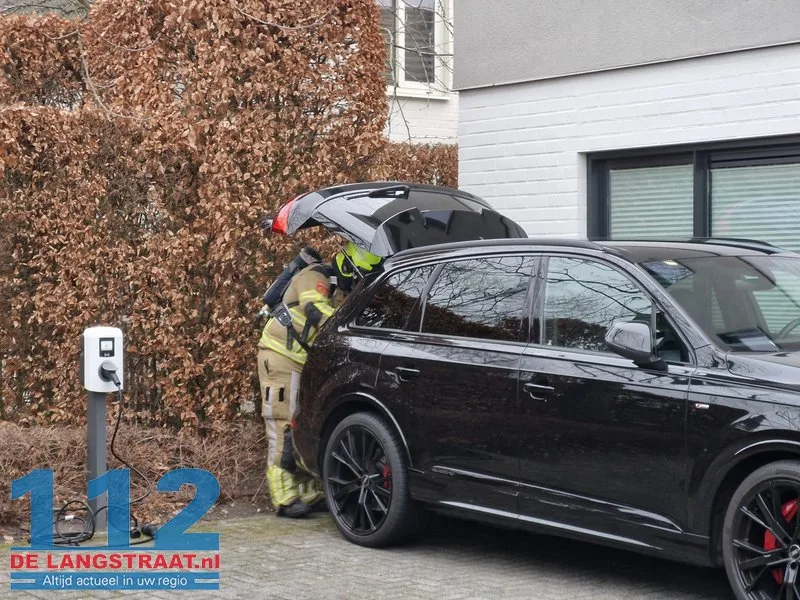 Brandweer enige tijd bezig bij autobrand Kaatsheuvel 4 Brandweer enige tijd bezig bij autobrand Kaatsheuvel 112 De Langstraat