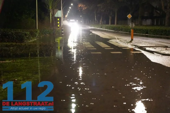 Weg dicht door gesprongen waterleiding Drunen 112 De Langstraat