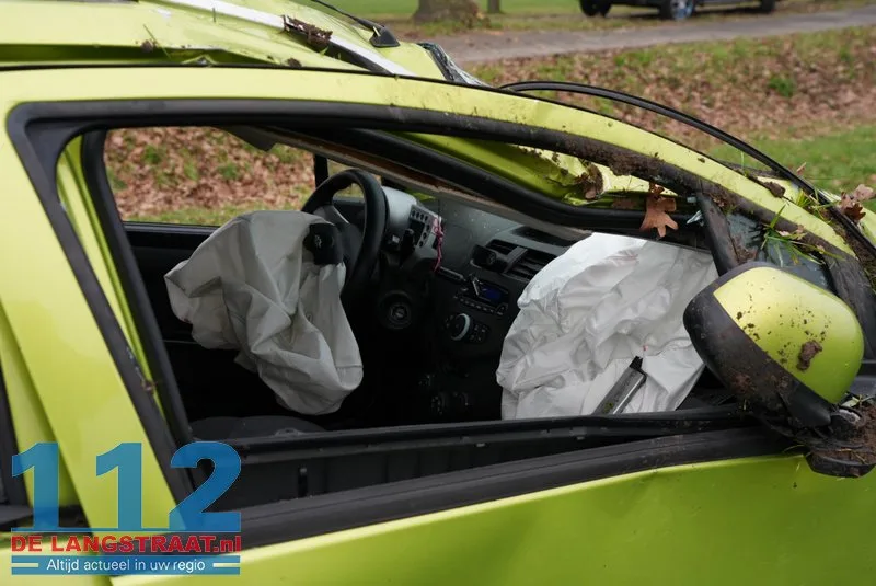 Auto botst tegen boom en belandt op zijkant in weiland Herpt 112 De Langstraat
