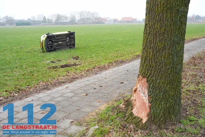 Auto botst tegen boom en belandt op zijkant in weiland Herpt 112 De Langstraat