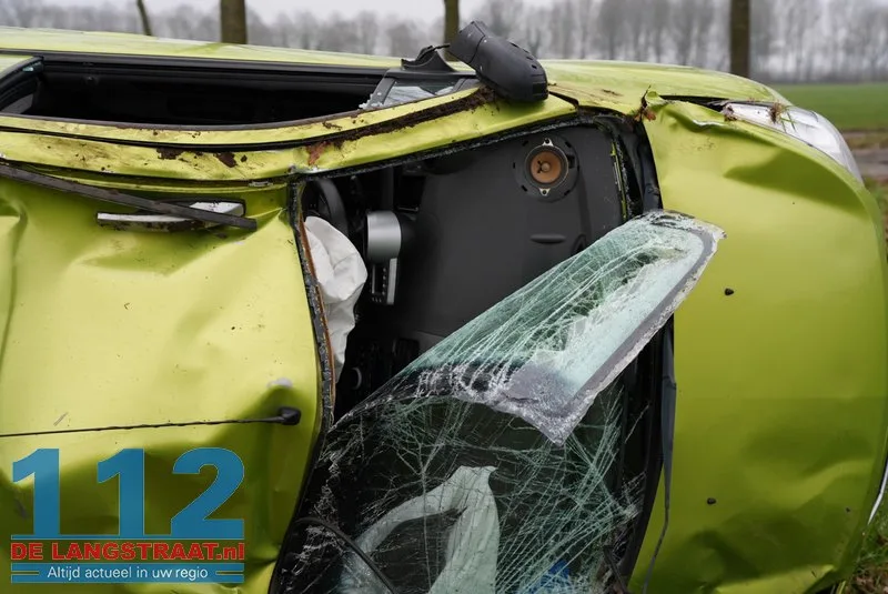 Auto botst tegen boom en belandt op zijkant in weiland Herpt 112 De Langstraat