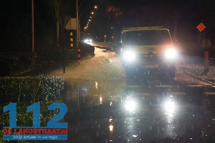 Weg dicht door gesprongen waterleiding Drunen 112 De Langstraat