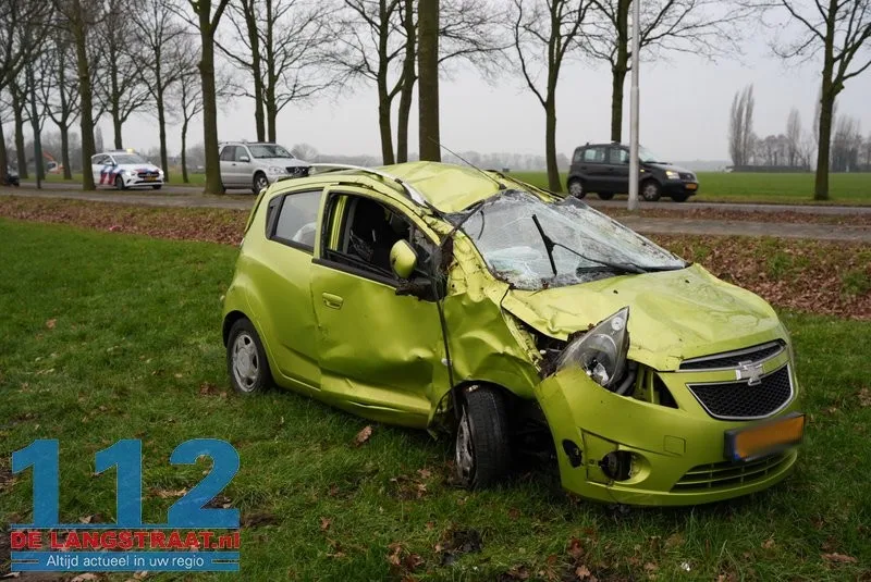 Auto botst tegen boom en belandt op zijkant in weiland Herpt 112 De Langstraat