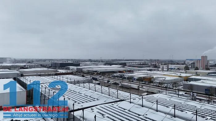 Dak van bedrijfshal Willems Logistics in Waalwijk ingestort door zware sneeuwlast 112 De Langstraat