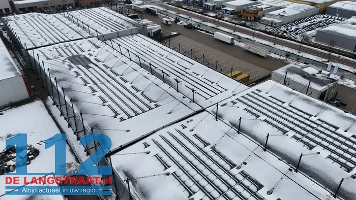 Dak van bedrijfshal Willems Logistics in Waalwijk ingestort door zware sneeuwlast 112 De Langstraat