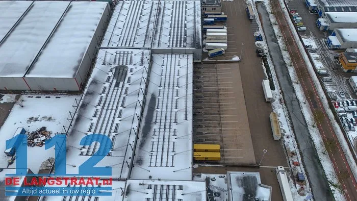 Dak van bedrijfshal Willems Logistics in Waalwijk ingestort door zware sneeuwlast 112 De Langstraat